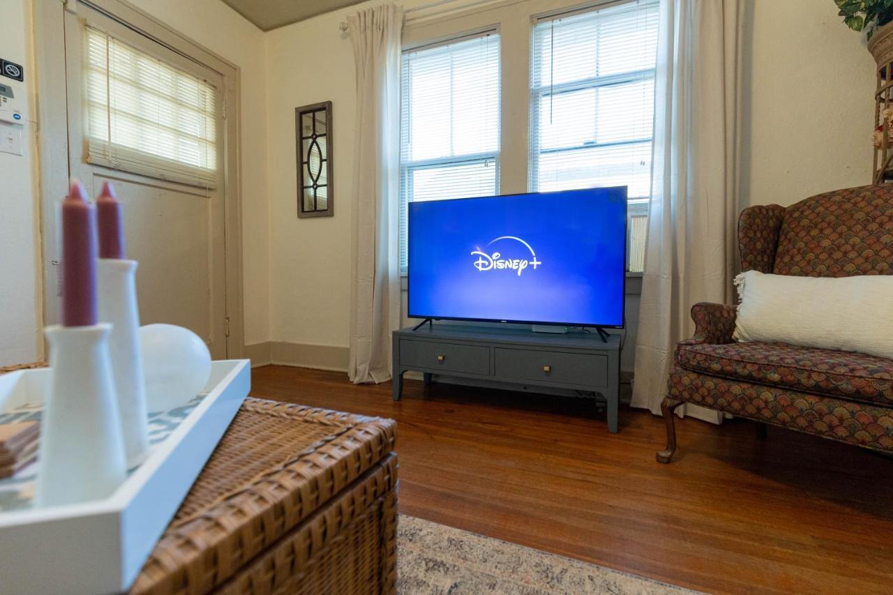 Historic Revival Midtown Duplex 64 Yes Pets Fast Wifi Free Parking Holiday home